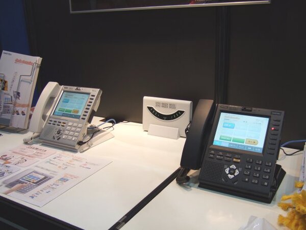 写真8●岩崎通信機のビジュアルIP電話機「NR-IPKTV」。タッチパネルを使って、オインラインショッピングが可能だ