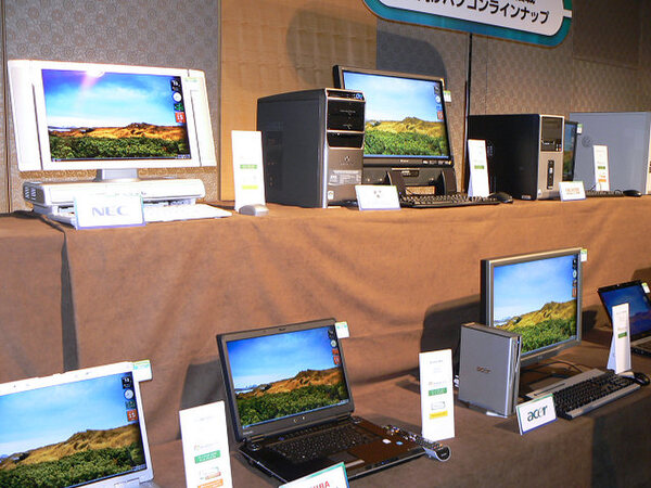 説明会場に並んだ、メーカー各社が発売予定のVista搭載パソコンの一部。これ以外にも多数のパソコンが展示されていた