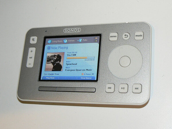 WMP11に対応する米SONOS社の携帯オーディオプレーヤー“Sonos Digital Music System”。サイズはZuneより一回り大きい