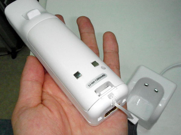 Ascii Jp さらば電池切れ Wiiリモコンのusb充電器がサンコーから登場予定