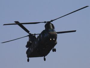 ヘリの到着場所で待つこと数分。遠くの空から『CH-47J』がやってきた！