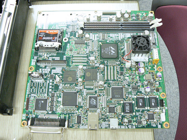 本体背面にあるマザーボード。写真右上側のファンの下にPowerPC G4を搭載。左上にはHDDに代えてコンパクトフラッシュを装着した状態