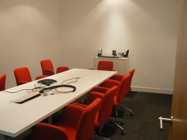 会議室のなか。もちろん、Skypeによるテレビ電話や、複数のメンバーによる会議通話をするためのハードウェアも完備