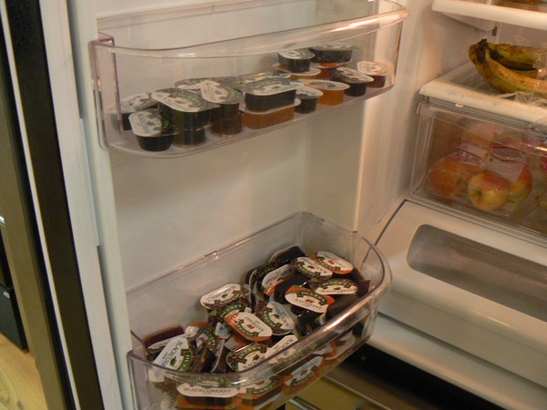 冷蔵庫の中身を拝見。中には飲みかけのジュースや果物が。また、ジャムもたくさん入っていて取り放題
