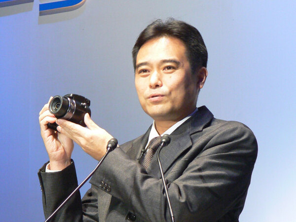 新製品のひとつ、『DSC-H7』を披露するソニー デジタルイメージング事業部長 パーソナルイメージング事業部 事業部長の今村昌志氏