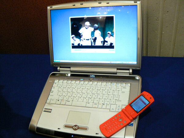 FeliCa搭載携帯電話機とFeliCaリーダー/ライター内蔵ノートパソコンを使った、NFRMサービス実験のデモ