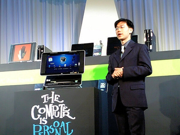 壇上で披露された、タッチスクリーン搭載デスクトップ“HP TouchSmart PC”。CES 2007ではマイクロソフトブースにも展示されるなど、Vista世代のパソコンとして注目されていた。発売日等は未定