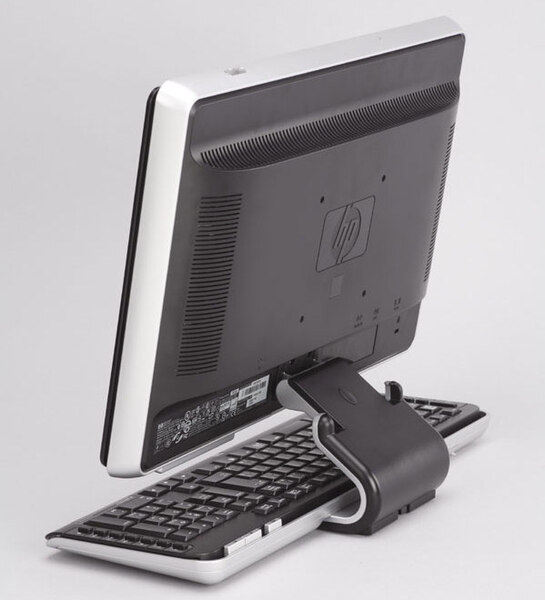 オプションの液晶ディスプレーはアームが湾曲しており、ディスプレー部の下にキーボードを収納できる