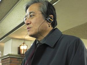 YRPユビキタス・ネットワーキング研究所所長で東京大学教授の坂村 健氏。耳に付けているのは“ユビキタス・コミュニケータ”のヘッドホン