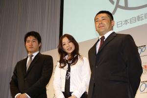 会場に駆け付けた長塚智広選手(左)、真矢みきさん(中央)、小嶋敬二選手(右)