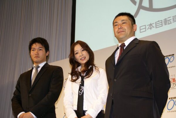 会場に駆け付けた長塚智広選手(左)、真矢みきさん(中央)、小嶋敬二選手(右)
