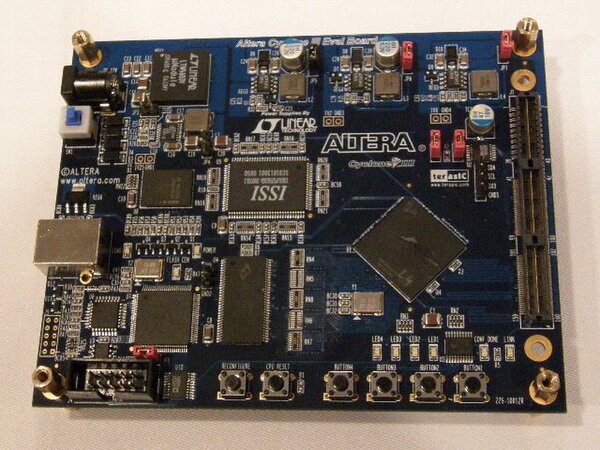 『Cyclone III FPGA スタータ開発キット』のFPGAボード
