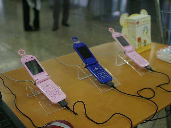 ソフトバンクモバイルの子ども向け携帯電話機『コドモバイル SoftBank 812T』
