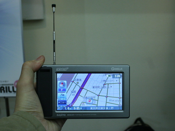 ASCII.jp：三洋電機、充電池内蔵で歩行利用時の地図表示にも対応した