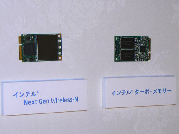 Santa Rosaでサポートされる次世代無線LANモジュール(左)と、内蔵用フラッシュメモリー“インテル ターボ･メモリー”モジュールのサンプル