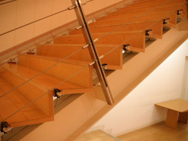 階段を上り下りする際に1歩踏み出すごとに音が出る“ゲイナーカイダン”