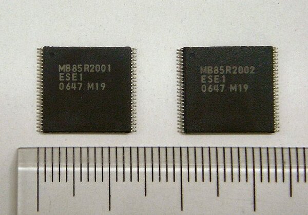 左がMB85R2001、右がMB85R2002