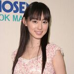 “オシリーナ”の秋山莉奈、今度は美尻トレカだ!!
