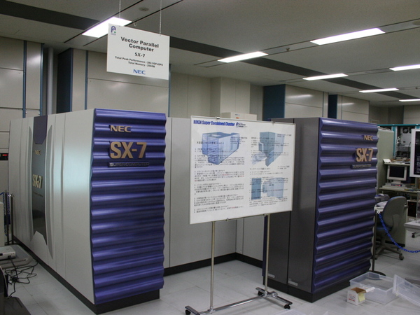 ベクトル計算専用に導入した日本電気(株)の“SX-7”