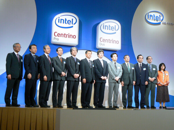 ステージ上に勢揃いした、インテル 代表取締役共同社長の吉田和正氏と対応製品発表メーカーの担当者