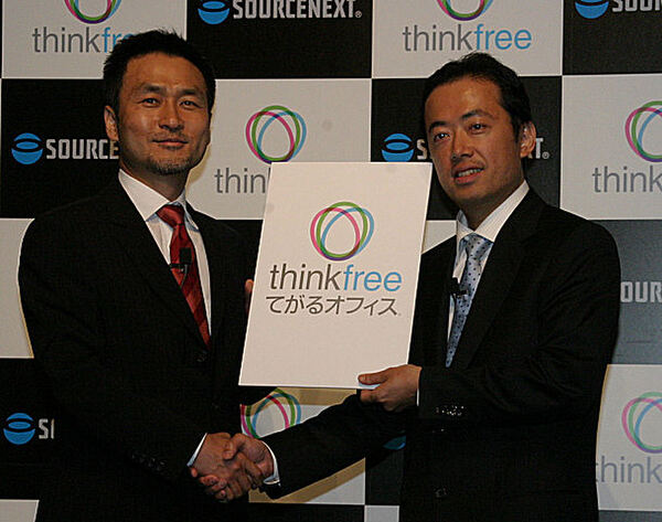 ThinkFree社 CEOのティー・ジェイ・カン氏(左)とソースネクスト　代表取締役社長の松田憲幸氏(右)