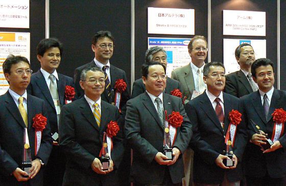 第14回LSI・オブ・ザ・イヤーを受賞した企業の代表者ら。写真前列中央がシャープ電子デバイス開発本部長の西岡 寛氏、後列中央がNECシステムテクノロジー取締役の西 龍己氏