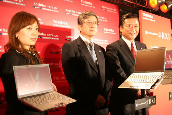 中央が東芝の統括技師長である真田 勉氏、右は東芝PC＆ネットワーク社の能仲久嗣氏