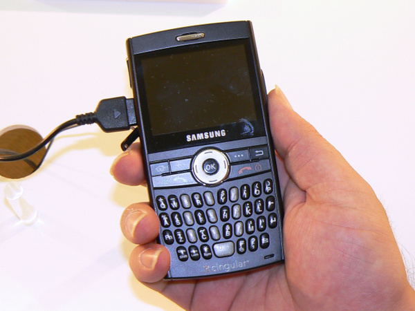 『Windows Mobile 6』に対応する韓国サムスン電子社の薄型スマートフォン“Blackjack”
