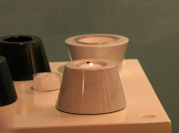 白い蜀台は、キャンドルに火をつけると録音が開始される、という録音デバイス
