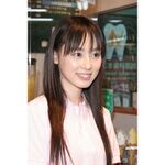 バッヂに“秋山 オシリーナ 莉奈”の文字! 美尻店長がコーヒーでご奉仕!