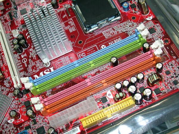 DDR2/3両対応マザー