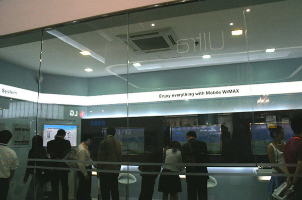 日本と同様に携帯電話機の技術革新が急速に進む韓国。サムスンブースではWiMAX技術の特設展示も行なわれていた