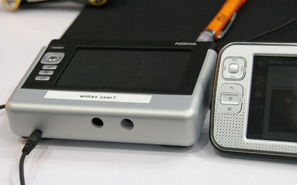 “WiMAX”に関するデモや展示も、会場のあちこちで見られた。写真はノキアのスマートフォンにWiMAXアダプター(銀色の部分)を装着したもの
