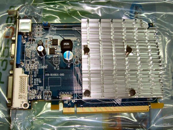 Sapphire Radeon HD 2400 PRO PCI-Express x16対応ビデオカード HD 2400 PRO 256M 64-BIT DDR2 PCI-E VGA/TVO/DVI-I 基板