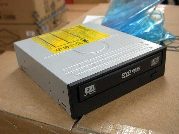 松下電器産業 Serial ATA対応記録型DVDドライブの海外モデル「SW-9588-CXM」