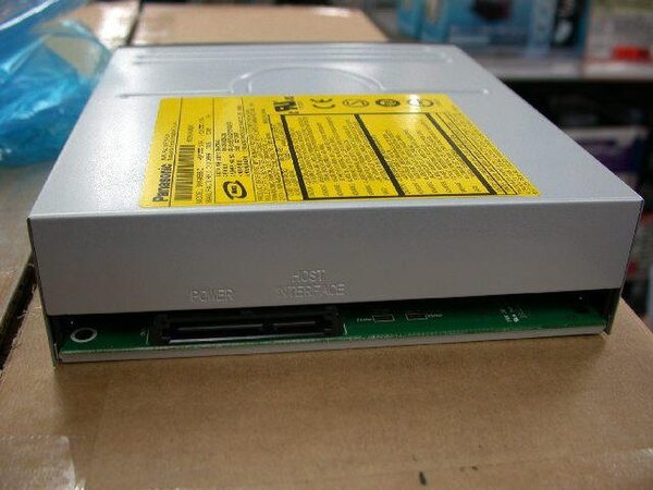 松下電器産業 Serial ATA対応記録型DVDドライブの海外モデル「SW-9588-CXM」 インターフェイス部