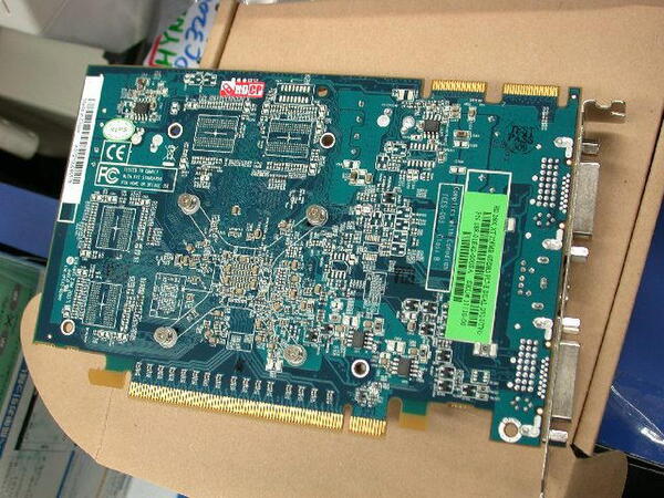 「RADEON HD2600XT 256MB GDDR3 PCI-E BOX」裏