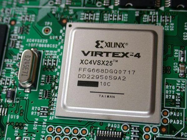 DSPにXILINX社製「VIRTEX-4」“XC4VSX25”を搭載する