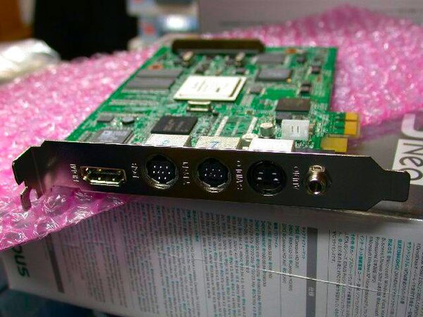 入力端子はHDMI×1、アナログコンポーネント、S-Video、コンポジットビデオ兼用、アナログRGB、ステレオミニジャックという構成