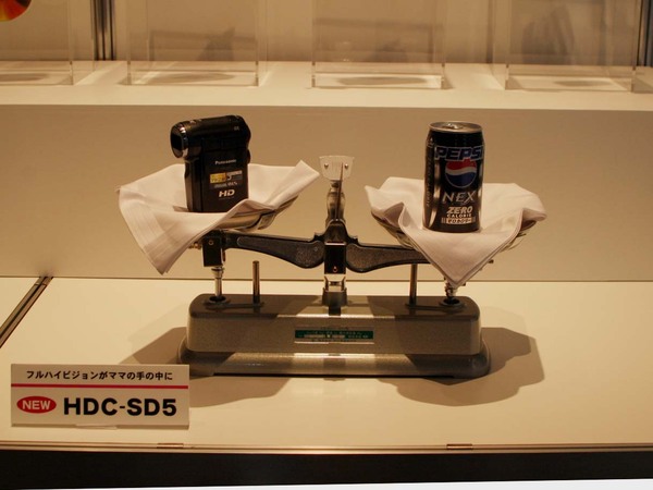 HDC-SD7の重量を350mlの缶ジュースと比較していた