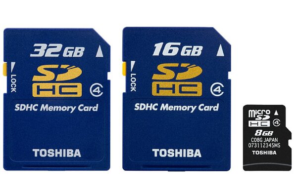 左から32GB・16GBのSDHCメモリーカード、8GBのmicroSDHCメモリーカード