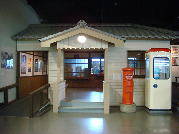 中に再現された古い駅舎