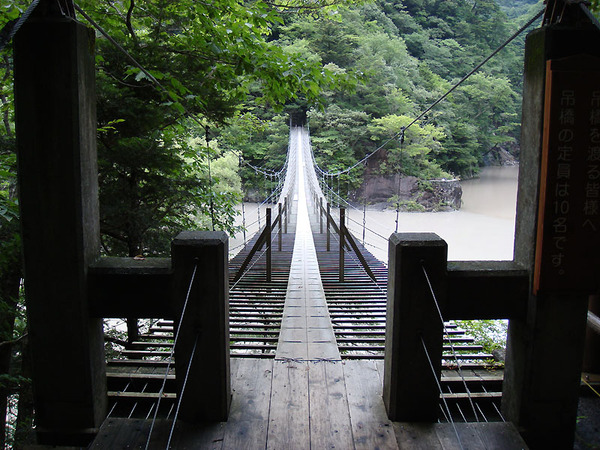 大間ダムの上を渡る90mの吊り橋