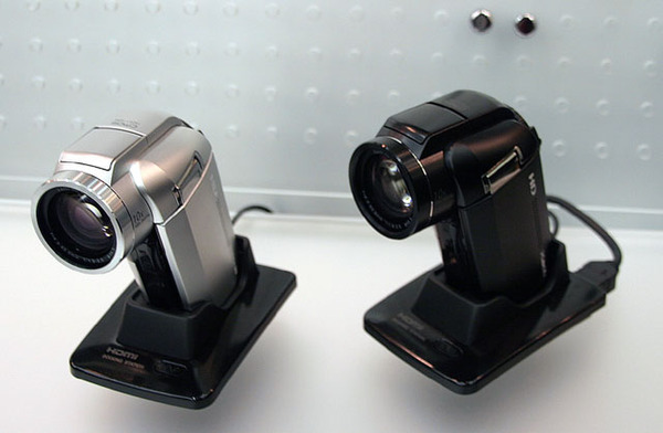“Xacti”『DMX-HD1000』。シルバー(左)とブラック(右)の2色展開