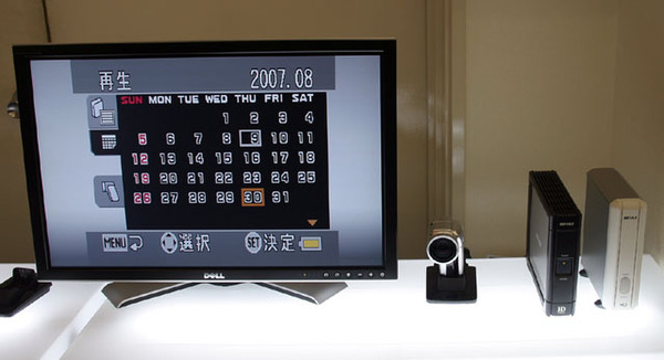 右のUSB HDDの映像をXacti経由でテレビに表示できる。画像を撮影した日付で分類して、カレンダーから選択することもできる