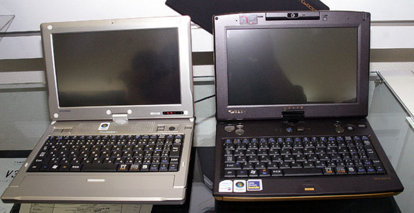“FlyBook V33i”(左)とV5(右)