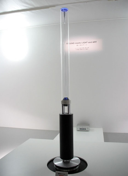 参考展示されていたスピーカー。高さは2mぐらい。中央の透明な筒の部分を振動させて音を出している