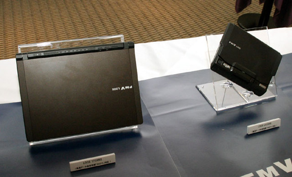 FOMA通信モジュールを内蔵した「LOOX T」(左)と「LOOX U」(右)