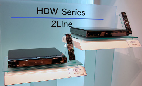 500GB HDD内蔵の「BD-HDW15」(左)と1TB HDD内蔵の「BD-HDW20」(右)