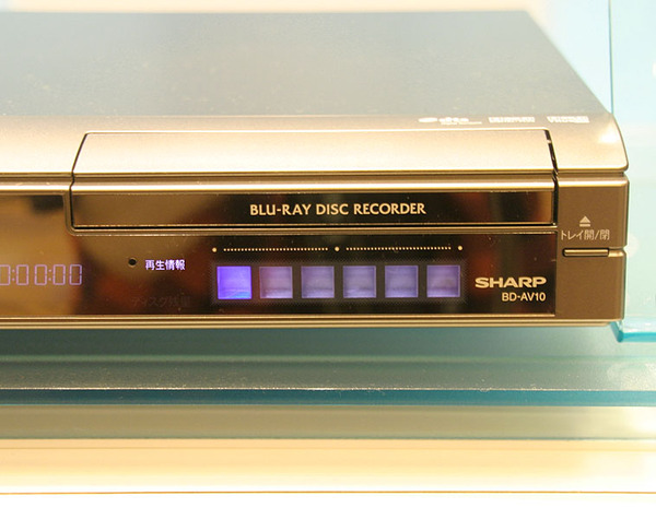 各機種の前面にはメディアの記録容量を表示するインジケーターを搭載。これはビデオテープのテープ残量を表示する“窓”を意識している 